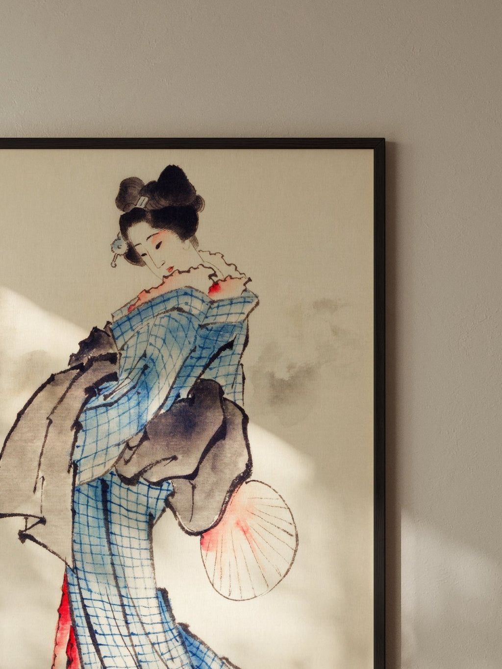 Frau mit Fächer im karierten Kimono - Gerahmte Eleganz - HINORI