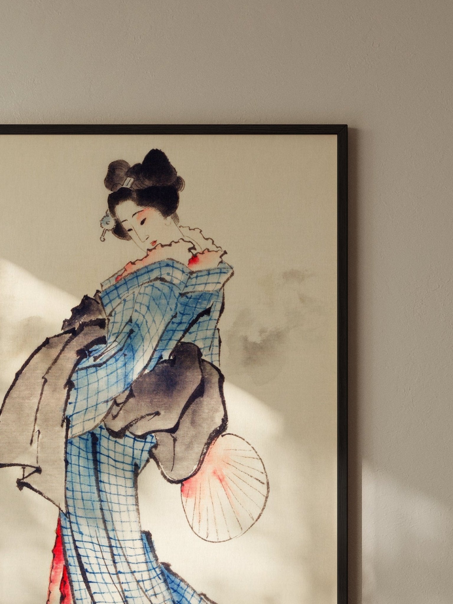 Frau mit Fächer im karierten Kimono - Gerahmte Eleganz - HINORI