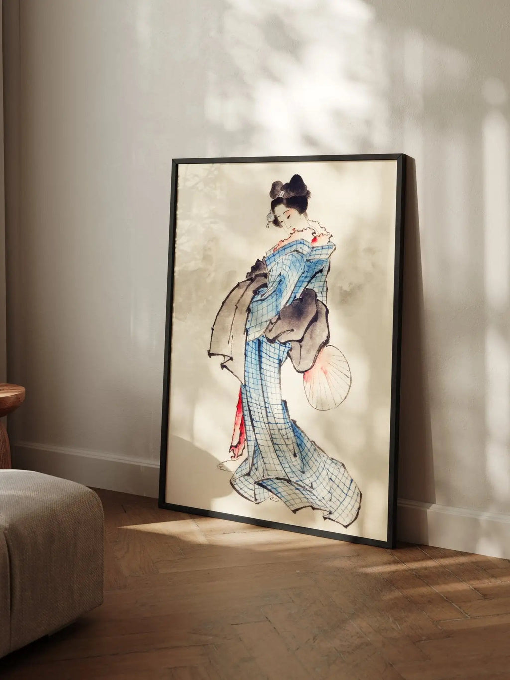 Frau mit Fächer im karierten Kimono - Gerahmte Eleganz - HINORI