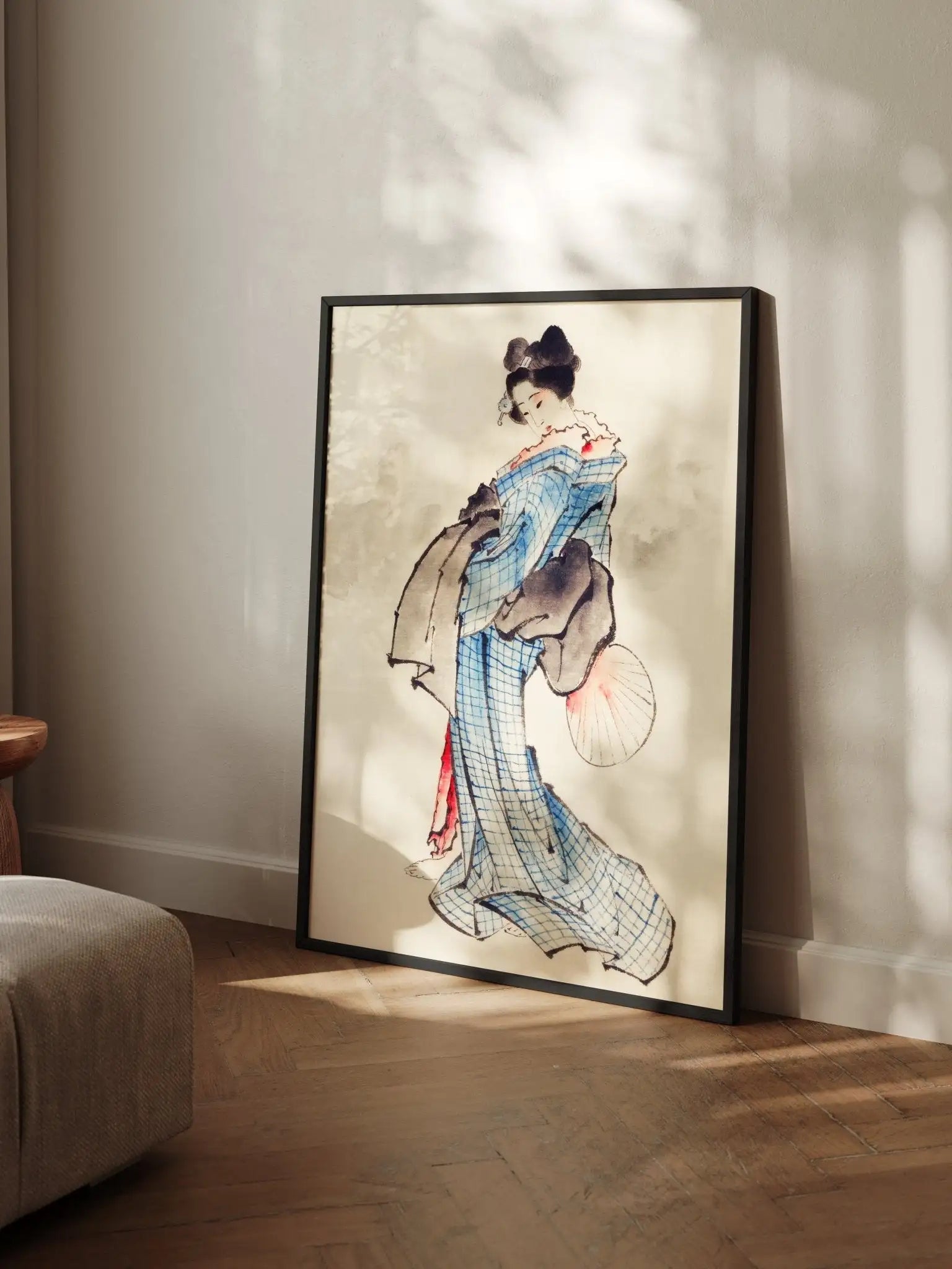Frau mit Fächer im karierten Kimono - Gerahmte Eleganz - HINORI