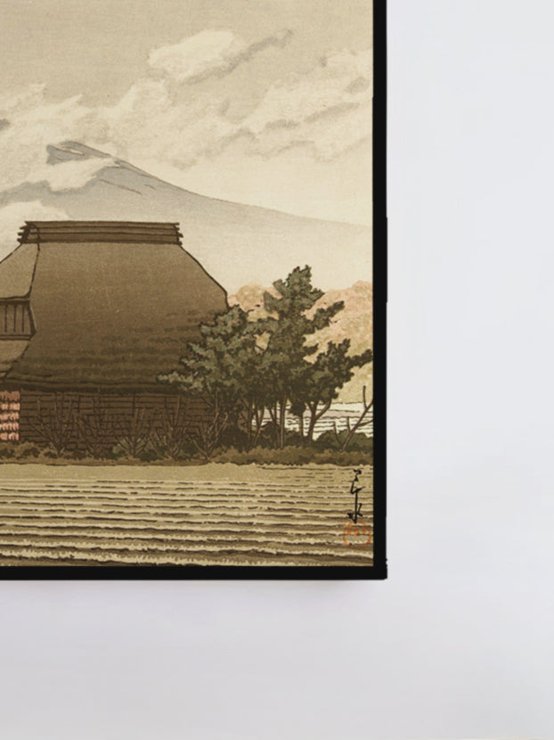 Fuji über dem Dorf Narusawa - Gerahmte Eleganz